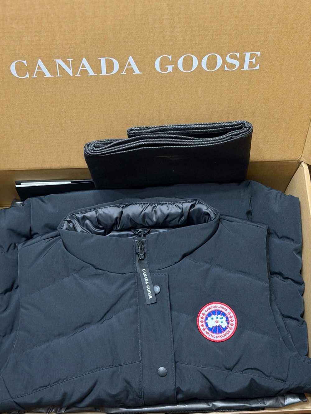Good Canada Goose Black Men's Puffer Jacket with Red Logo Patch